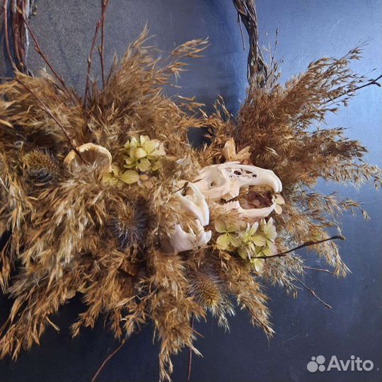 Венок из сухоцветов и черепов кроликов