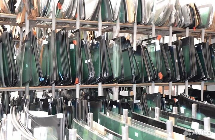 Стекло дверное левое на JCB 3CX / 4CX / 5CX