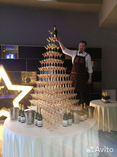 Шоу пирамида из бокалов шампанского на мероприятии