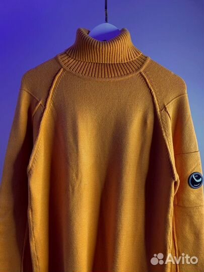 Свитер с горлом CP Company на руках