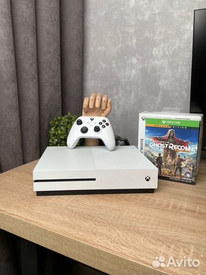 Xbox One S 500gb + геймпад + 4 игры