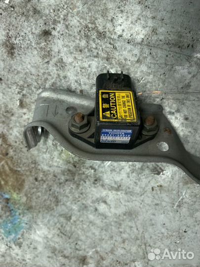 Датчик ускорения Toyota Land Cruiser 100