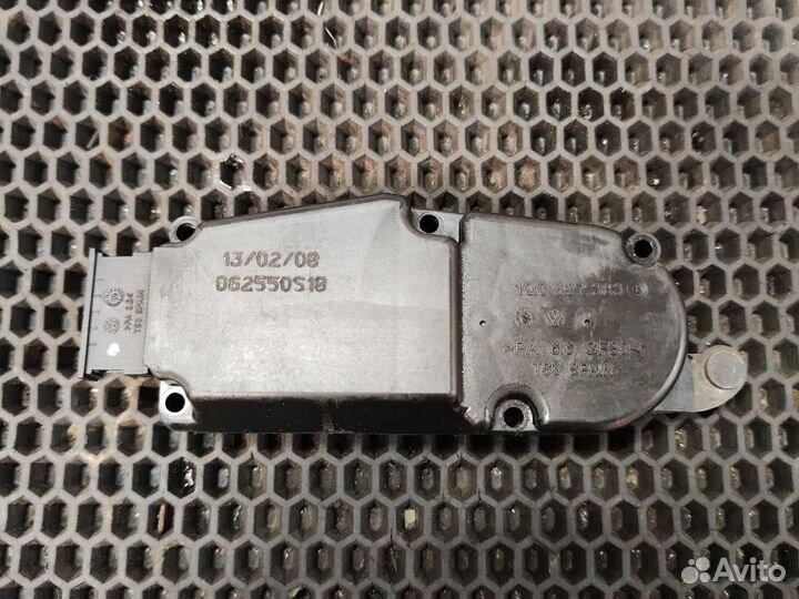 Привод механизма замка багажника