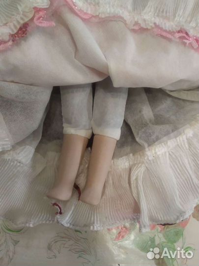 Кукла фарфоровая