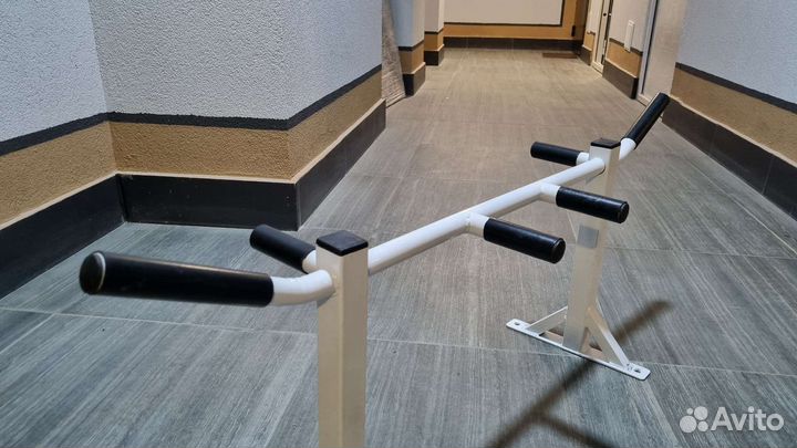 Турник на потолок с разными хватами