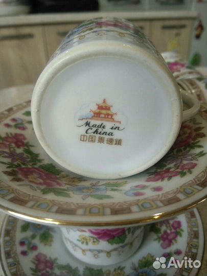 Кофейные чашки с блюдцами