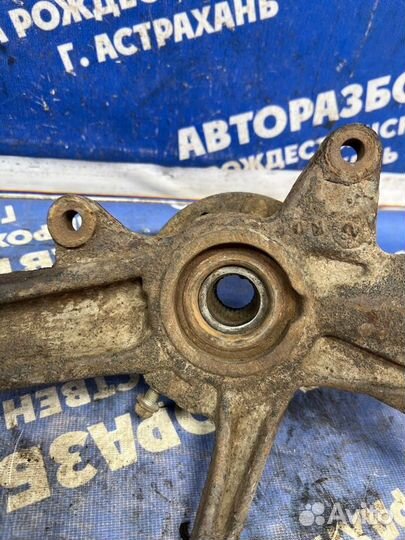 Передний левый поворотный кулак Mazda 6 Gg седан