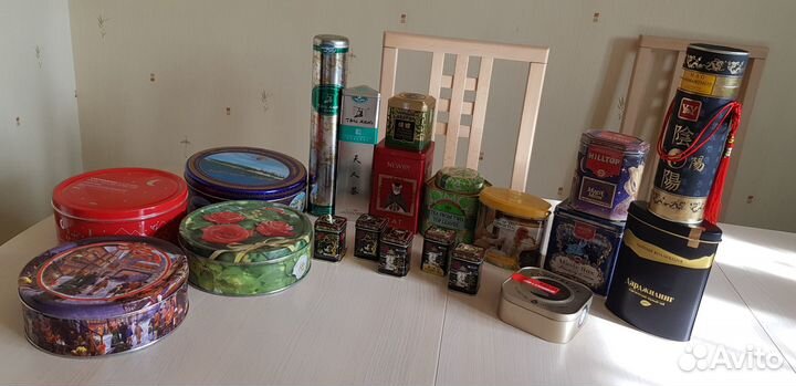 Жестяные банки из-под чая и печенья