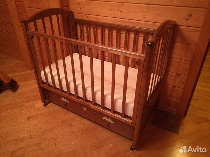 Детская кроватка с маятником, ящиком и матрасом