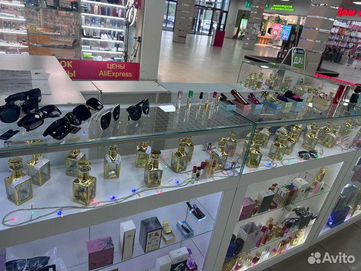 Пустые флаконы от парфюма и остаток флакон