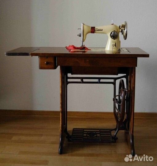 Швейная машинка-дизайнерский столик
