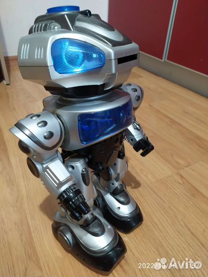 Робот игрушечный. Сломан, требует ремонта