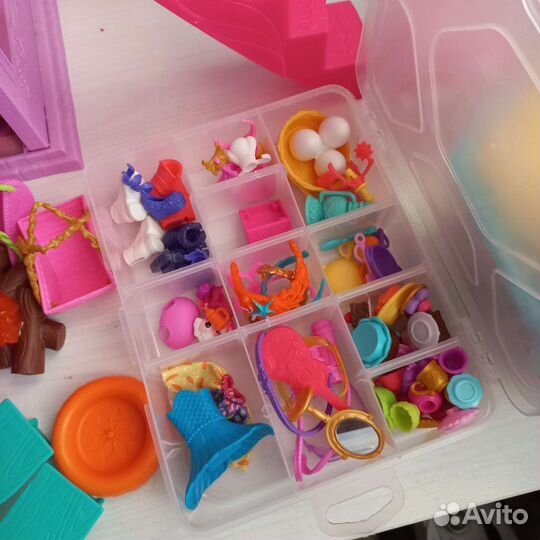 Ребёнок продаёт свою коллекцию Enchantimals