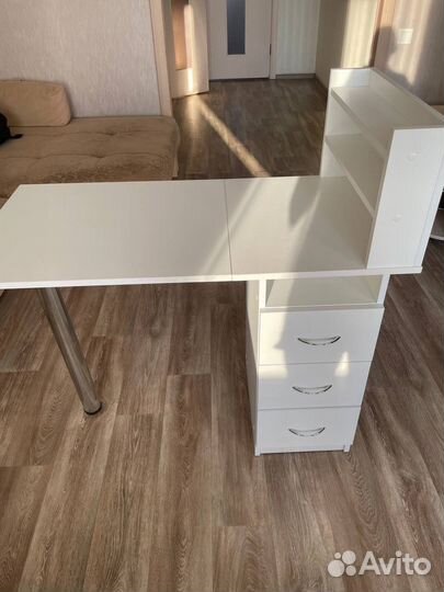 Маникюрный стол