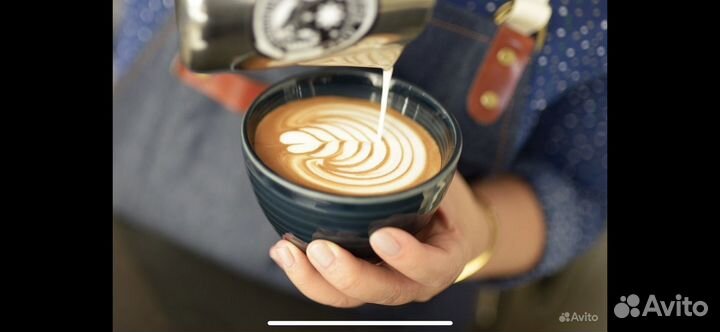 Бармен бариста в фитнесс бар