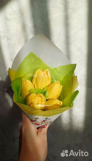 Букет цветов роз тюльпанов из шоколада к 8 марта