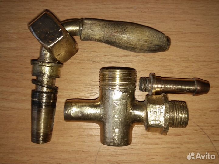 Старинный бронзовый кран. Рабочий