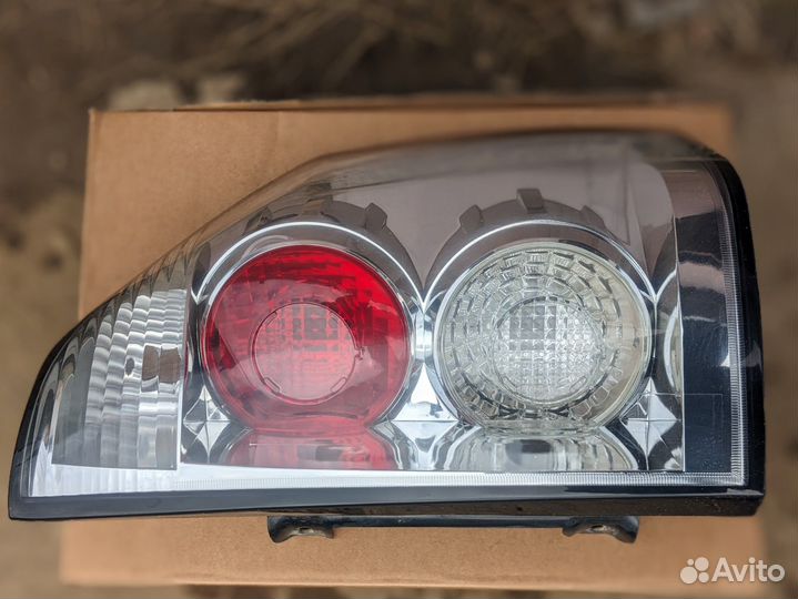 Фонарь задний правый mitsubishi pajero 3