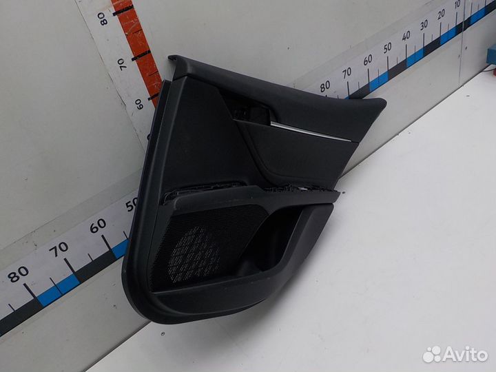 Обшивка двери задней правой на Toyota Camry