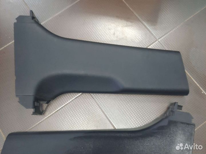 Обшивка средней стойки нижняя Infiniti QX70