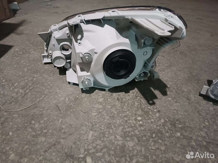 Фары Тойота Премио 01-04 г.в. новые,галоген