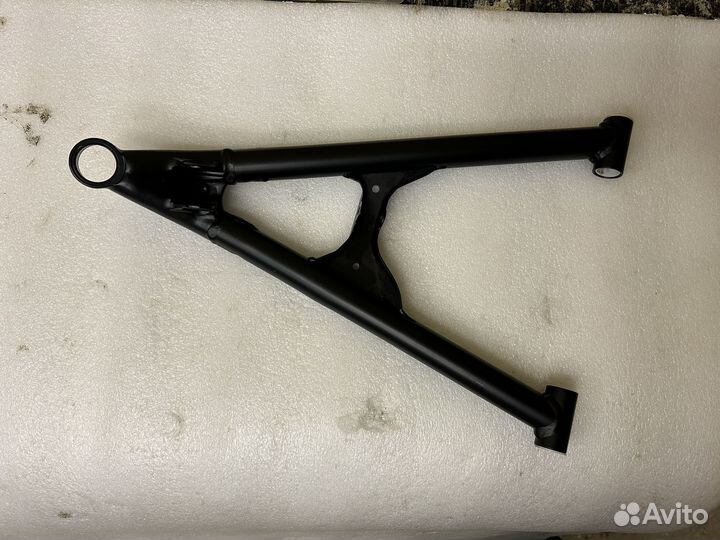 Рычаг левый нижний на снегоход Polaris 1824368-458