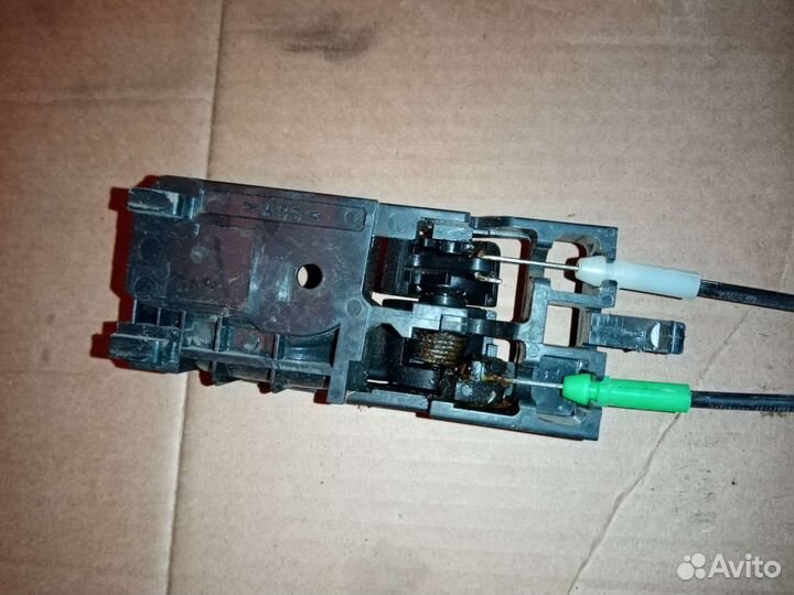 Замок двери задний левый Toyota Ist