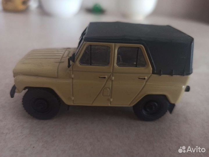 Модель автомобиля 1:43