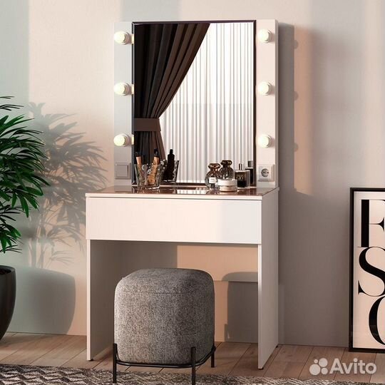 Косметический столик с зеркалом