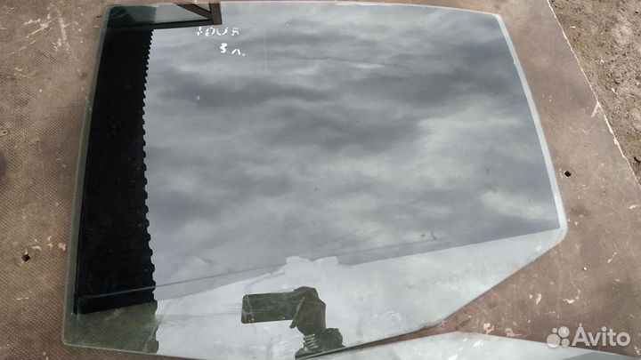 Заднее боковое стекло Шкода Октавия Тур