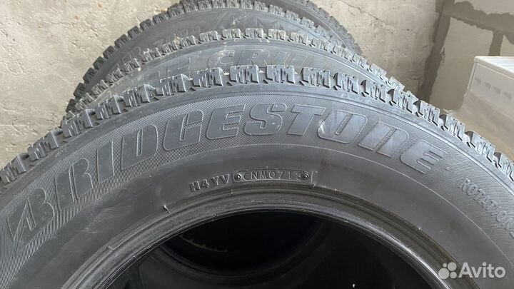 Bridgestone Ice Cruiser 7000 215/70 R16