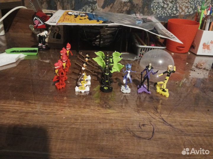 Фигурки леди Баг и сепер кот из киндер сюрприз