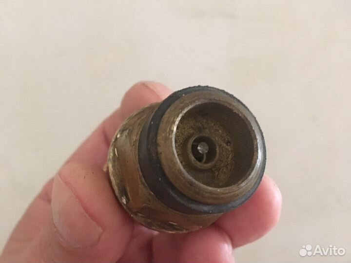 Редуктор и клапан