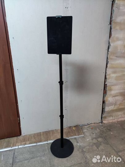Универсальная напольная стойка для планшета до 14