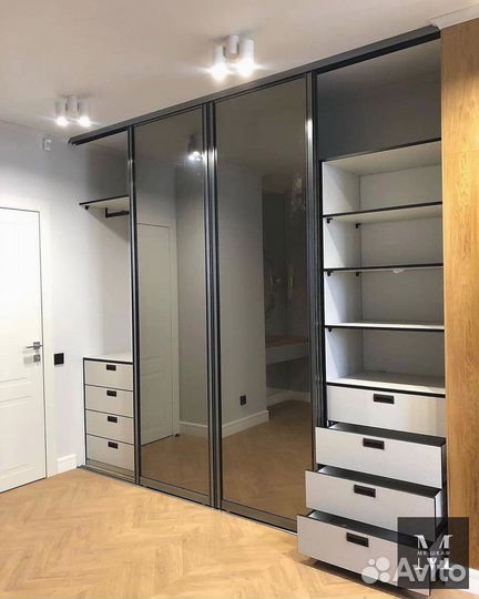 Книжный шкаф