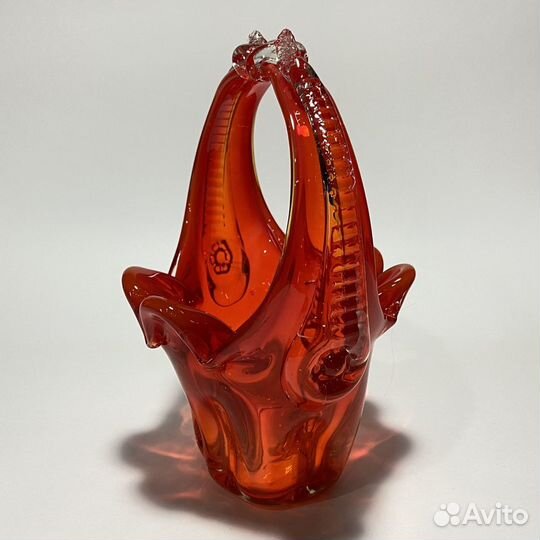 Конфетница корзинка гнутое красное стекло
