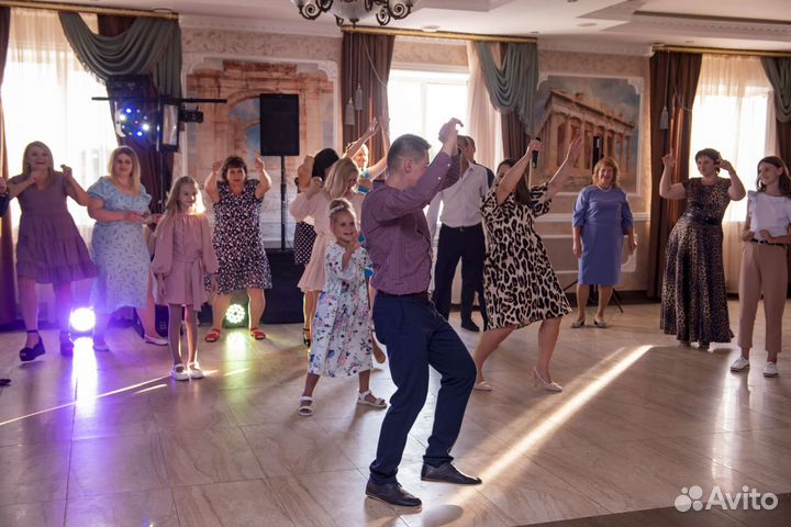 Современная яркая свадьба