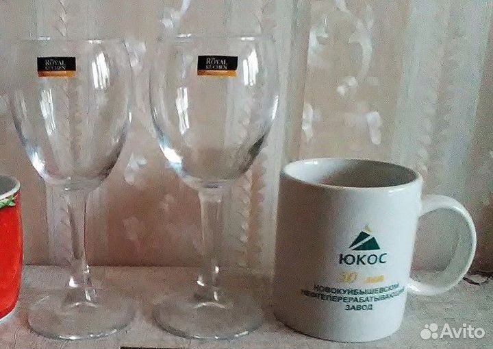 Бокалы, кружки, рюмки, чайник из фарфора и другое