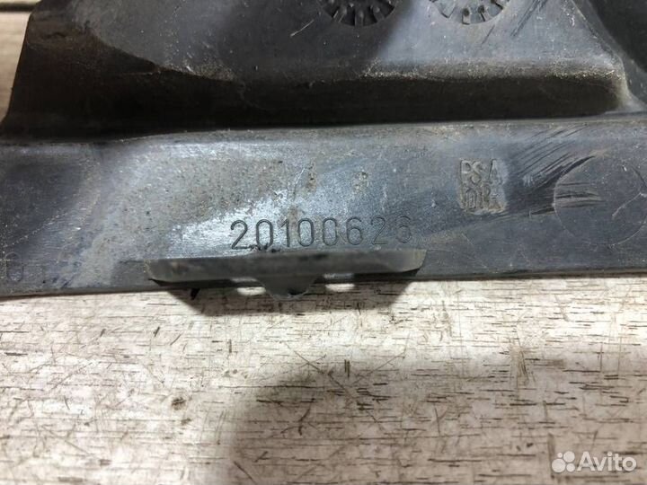 Решетка противотуманной фары левая Ситроен С4