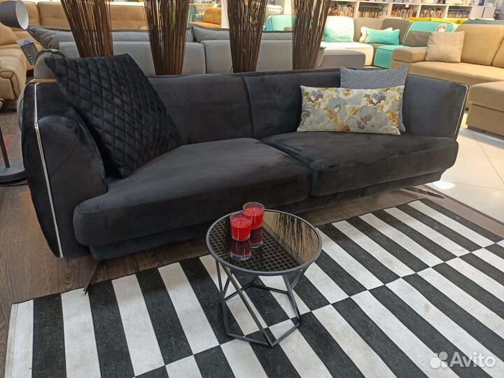Диван прямой чёрный на ножках Италия дизайнерский