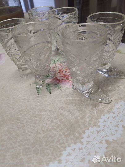 Хрустальные рюмки на ножке