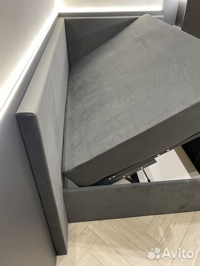 Кровать с подъемным механизмом