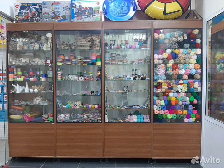 Стеллажи и витрины