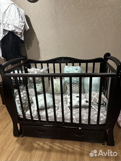 Детская кроватка с маятником