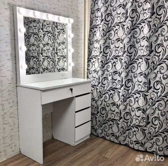 Гримерный столик с гримерным зеркалом визажиста