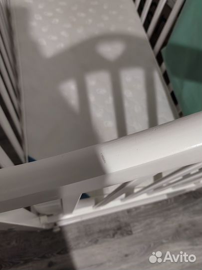 Детская кроватка с маятником белая