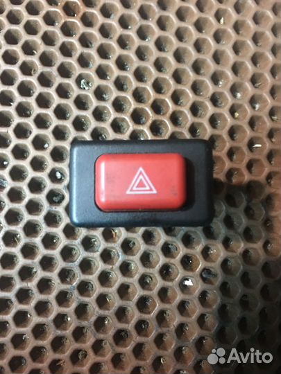 Кнопка аварийной сигнализации Mitsubishi Pajero 2