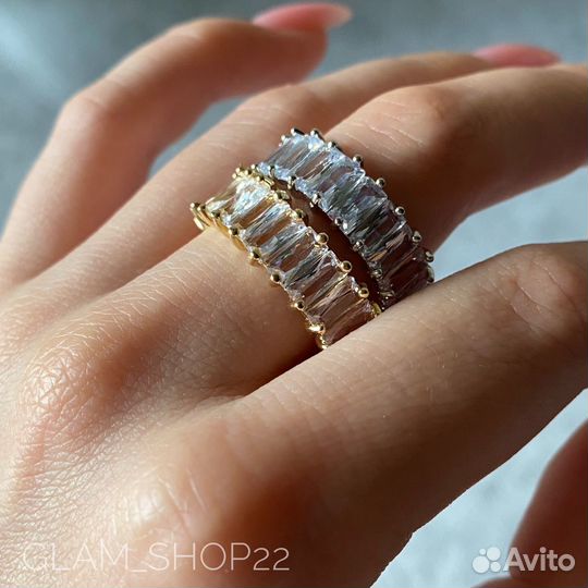 Кольцо с цирконами блестящее