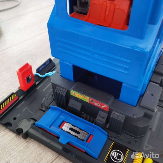 Hot wheels трек мега гараж