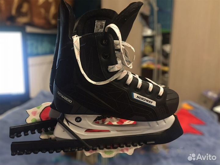 Коньки хоккейные + защитные чехлы